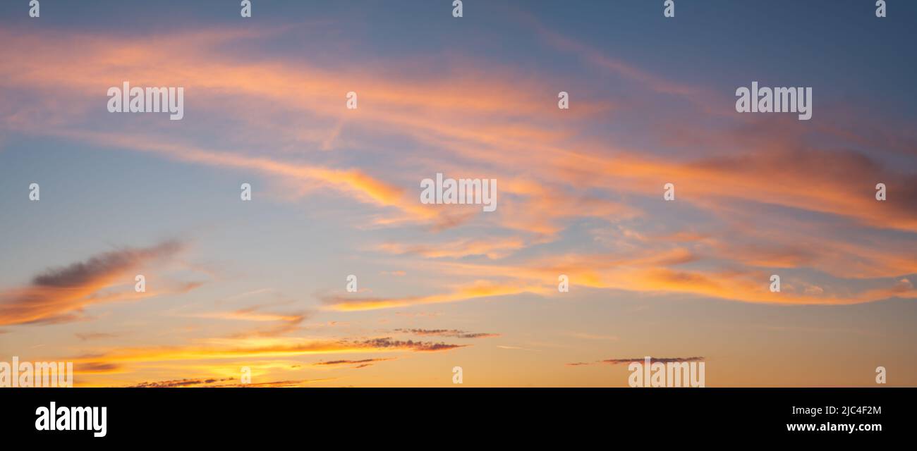Panorama eines dramatischen Abendhimmels Stockfoto