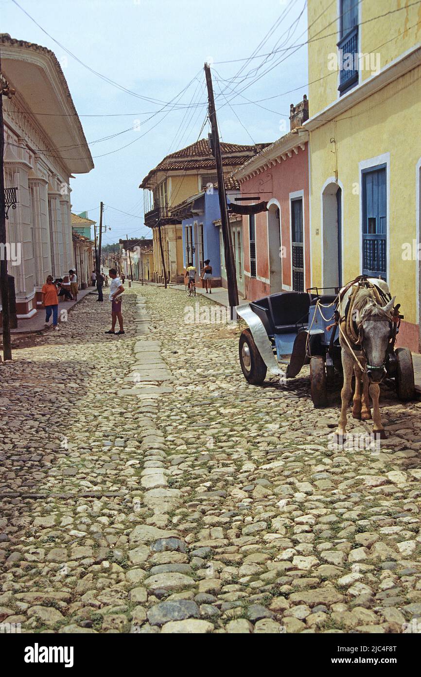 Pferdekutsche in einer Gasse mit Kopfsteinpflaster, Trinidad, UNESCO-Weltkulturerbe, Kuba, Karibik Stockfoto