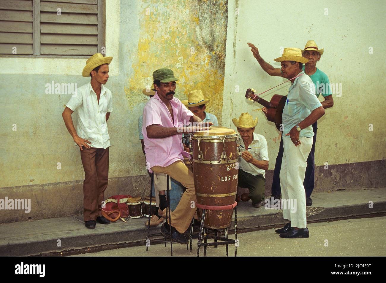 Straßenmusiker in einer Gasse von Trinidad, UNESCO-Weltkulturerbe, Kuba, Karibik Stockfoto