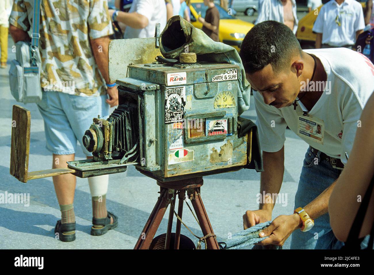 Professioneller Fotograf mit einer historischen Plattenkamera in der Hauptstadt, Havanna, Kuba, Karibik Stockfoto