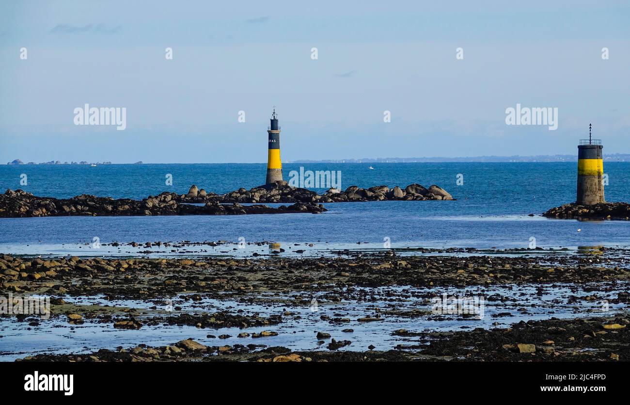 Men-Guen-Bras Leuchtturm am Canal de l'Ile de Bartz bei Roscoff, Departement Finistere Penn ar Bed, Region Bretagne Breizh, Frankreich Stockfoto