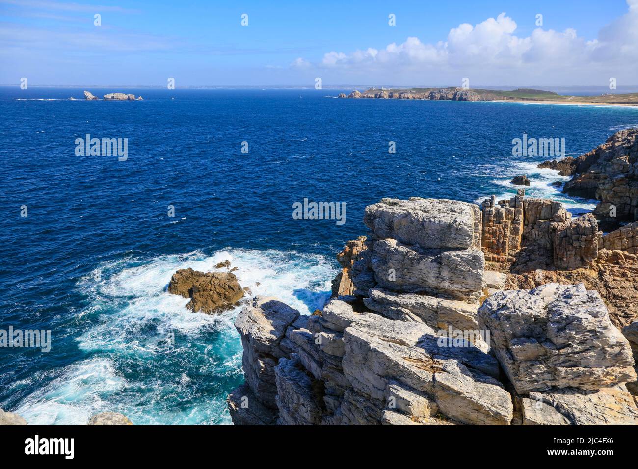 Blick vom Monument Aux Bretons am Point Pen Hir nach Pointe de Toulinguet bei Camaret-sur-Mer auf der Halbinsel Crozon, Departement Finistere Penn ar Stockfoto