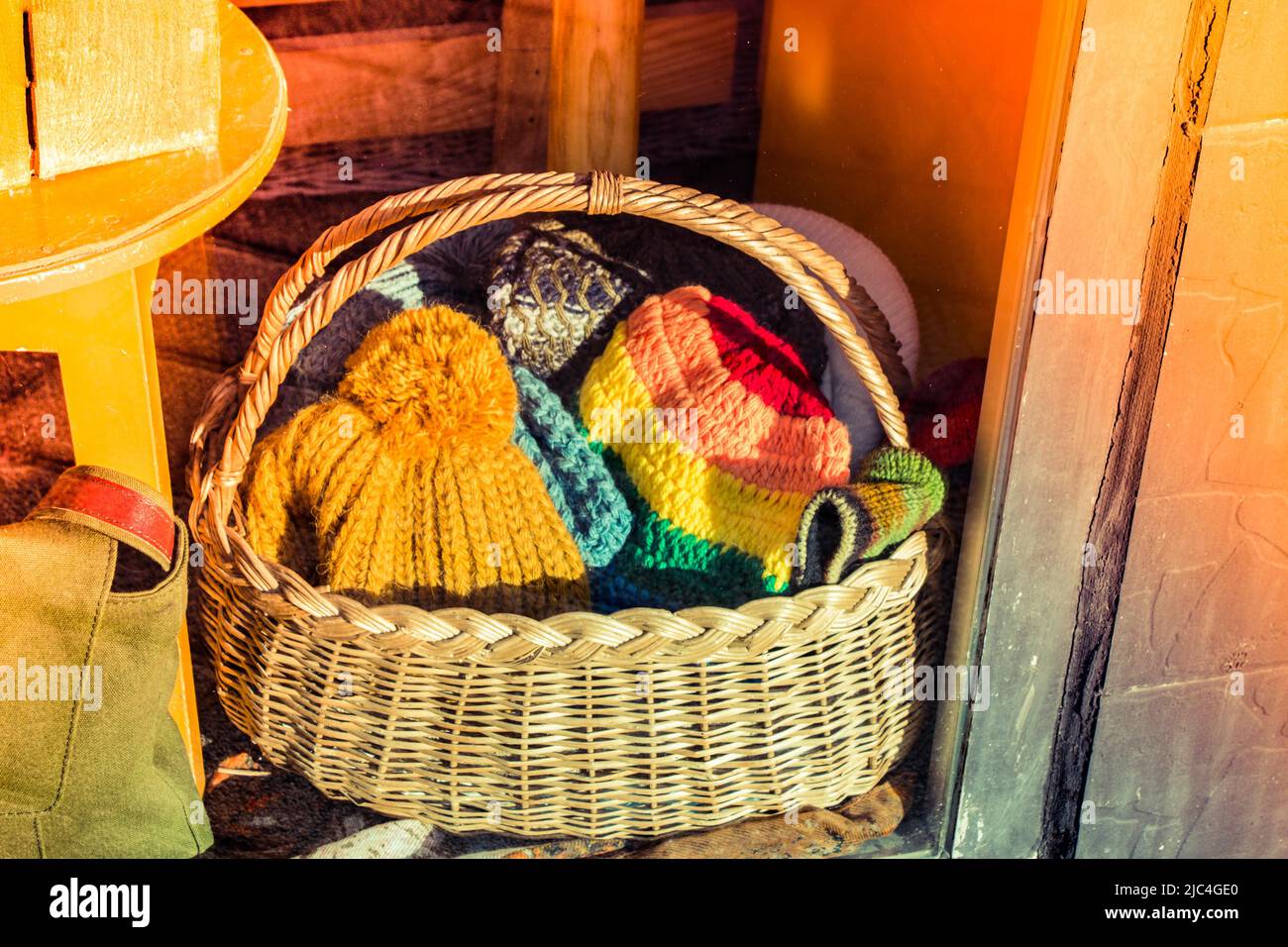 Touristische Mädchen Fotograf mit DSLR-Kamera im Freien in der Stadt. Stockfoto