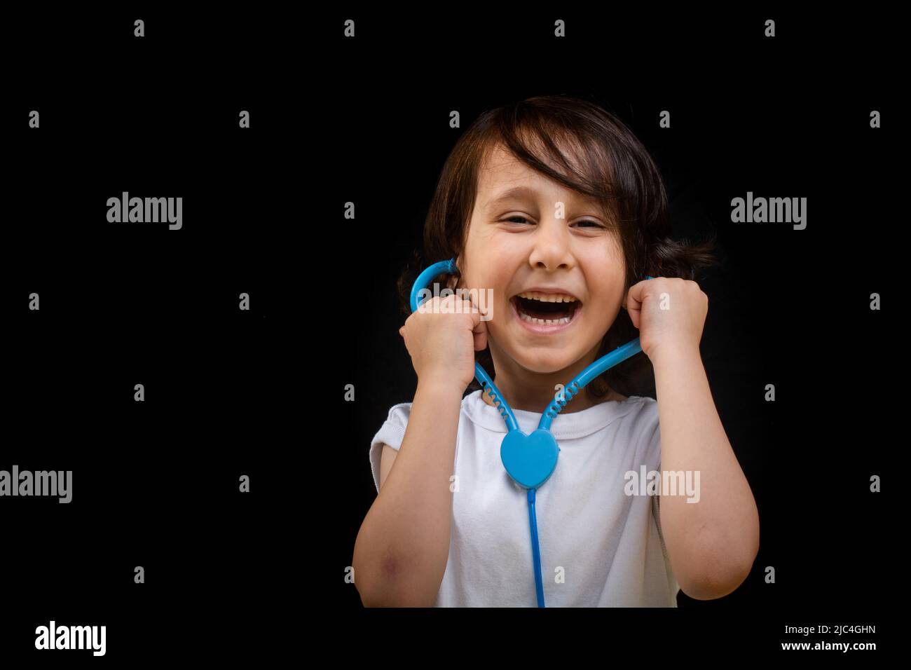 Intelligenter kleiner Junge zukünftiger Arzt hält Stethoskop Stockfoto