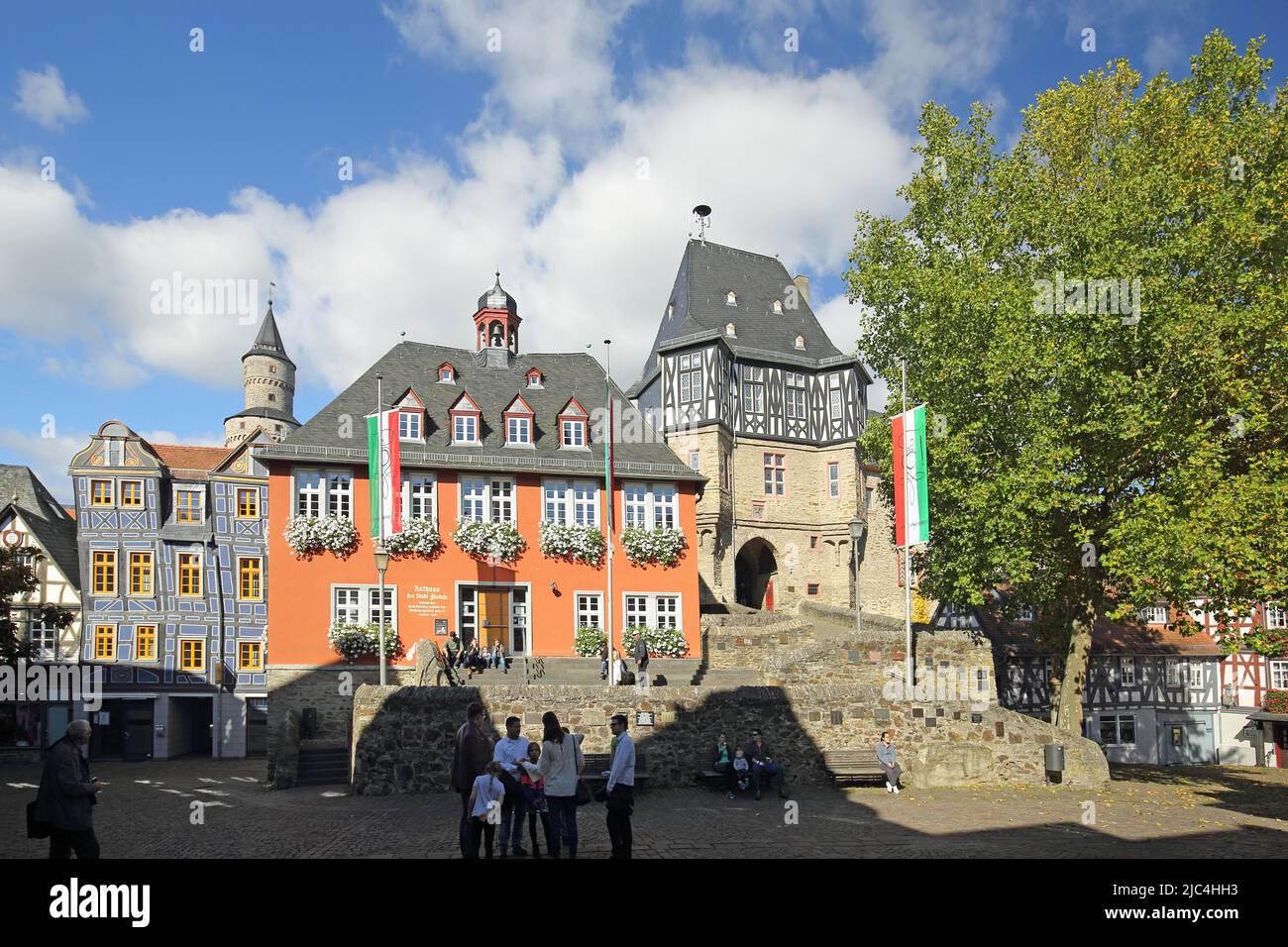 König-Adolf-Platz mit Rathaus und Hexenturm in Idstein, Hessen, Deutschland Stockfoto