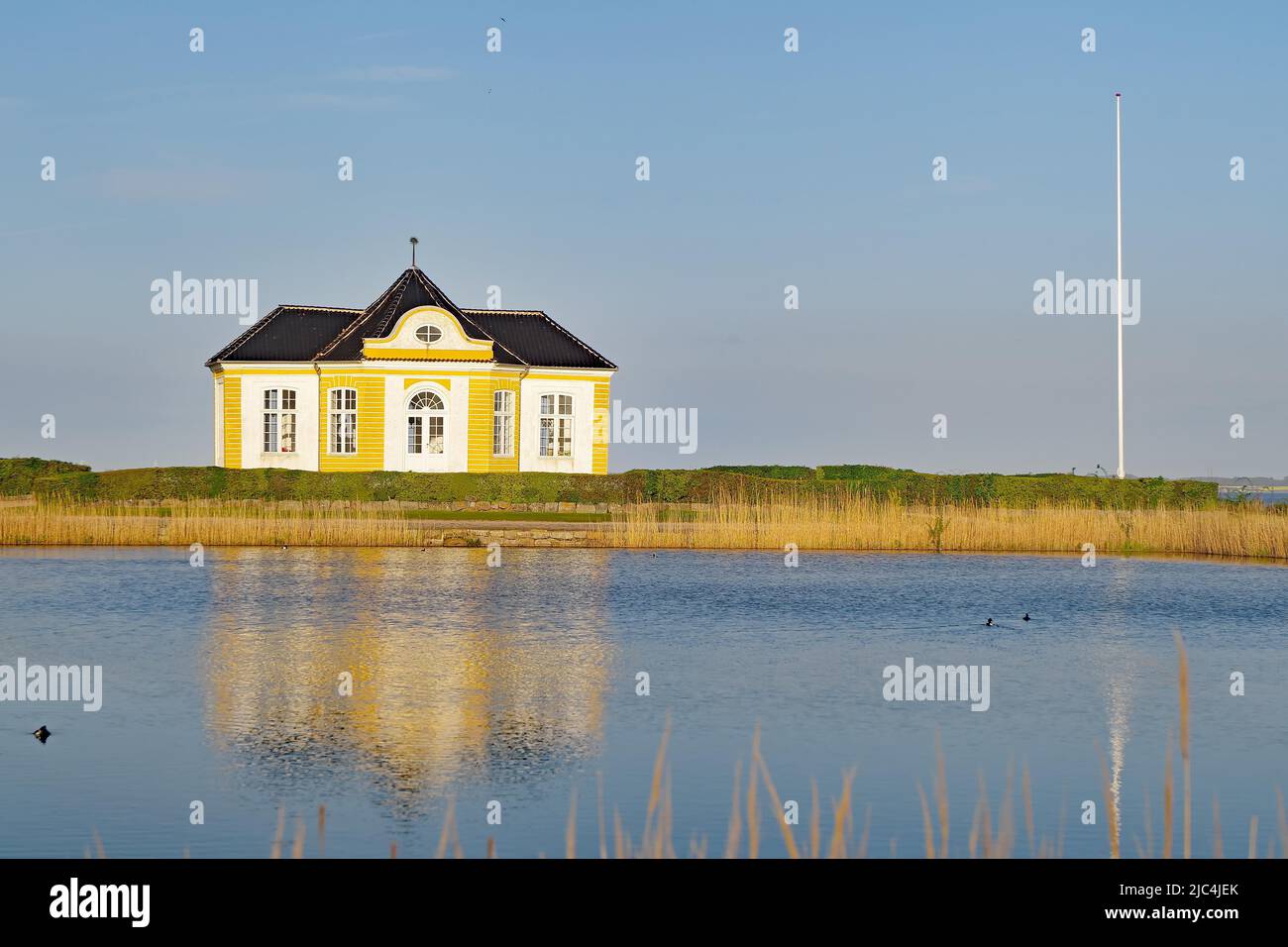 Teile einer Burg spiegeln sich in einem ruhigen Teich, Valdemars Slot, Tasinge, Dänemark Stockfoto