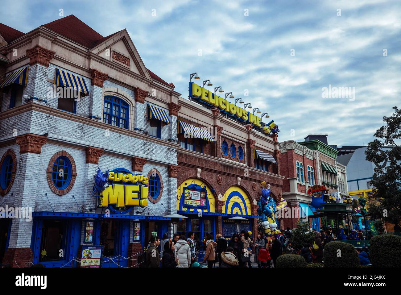 Helle und farbenfrohe Minions World im Universal Studio Japan Stockfoto