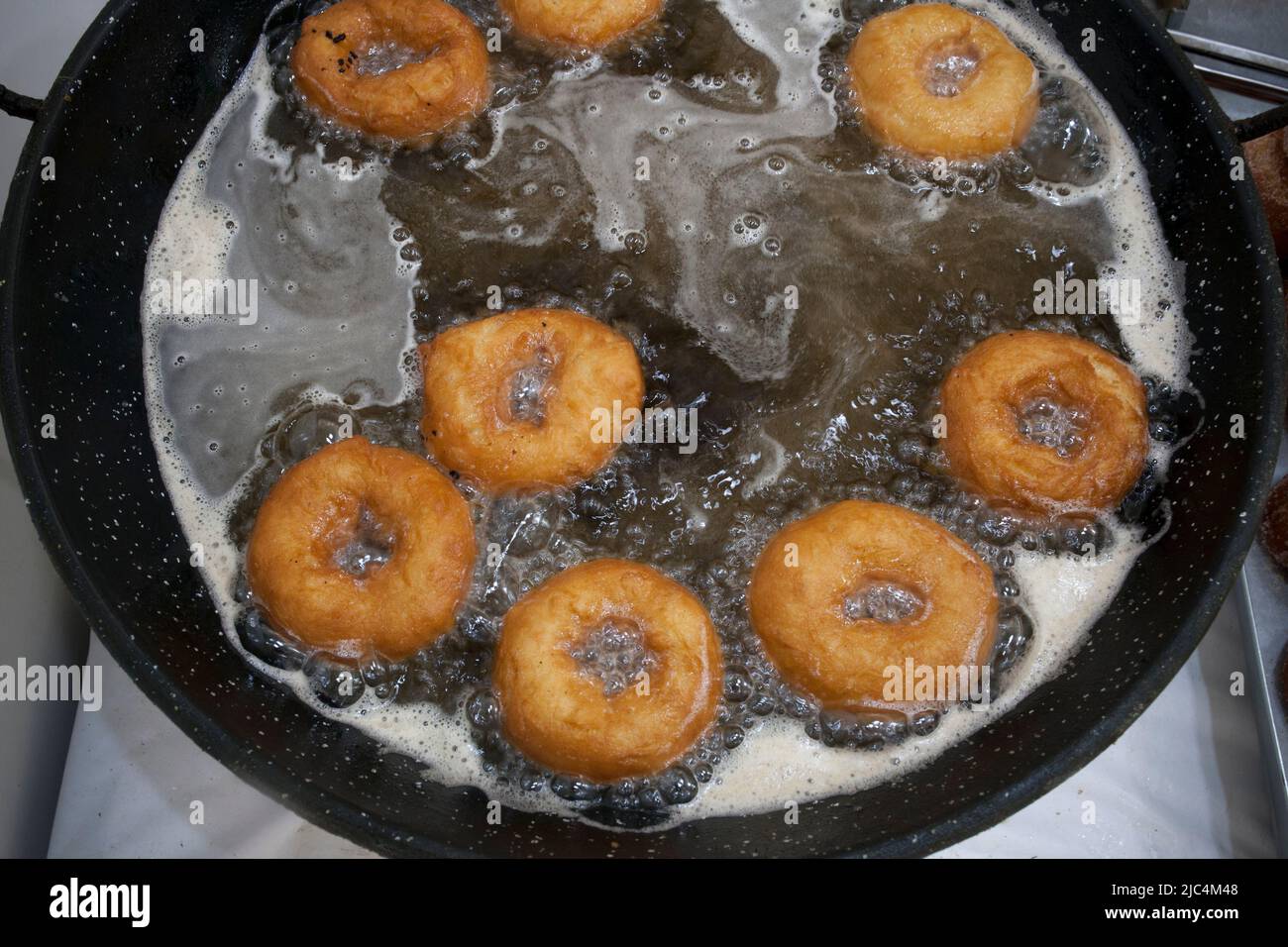 Verarbeitung von typisch spanischen frittierten Donuts oder Roscas Fritas. Ansicht von oben Stockfoto