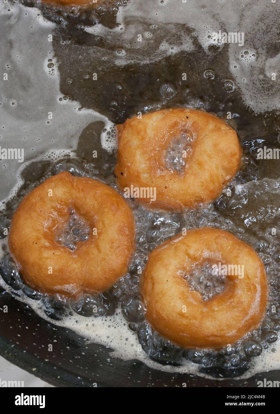 Verarbeitung von typisch spanischen frittierten Donuts oder Roscas Fritas. Ansicht von oben Stockfoto