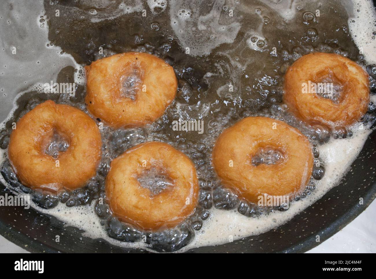 Verarbeitung von typisch spanischen frittierten Donuts oder Roscas Fritas. Ansicht von oben Stockfoto