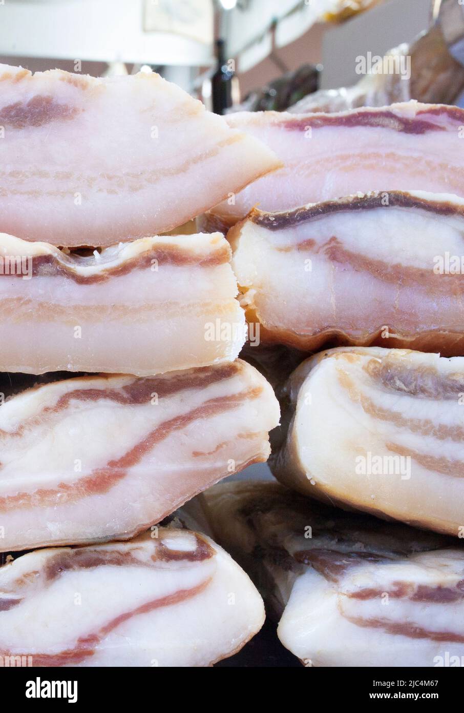 Iberisches, salzhaltig gehäutetes Schweinefett. Die Stücke werden am Straßenmarktstand ausgestellt Stockfoto