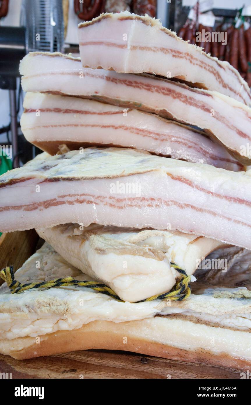 Iberisches, salzhaltig gehäutetes Schweinefett. Die Stücke werden am Straßenmarktstand ausgestellt Stockfoto