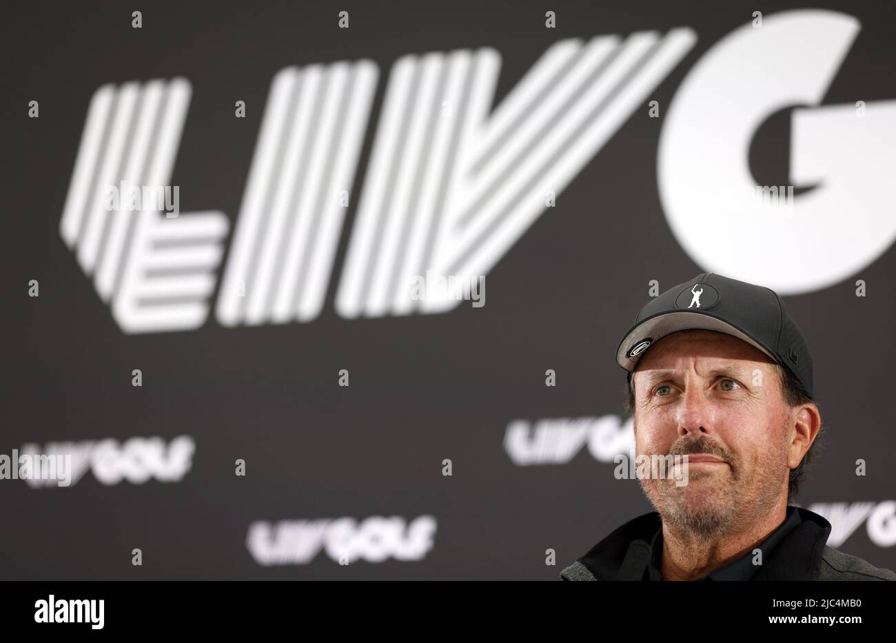 Datei-Foto vom 8-06-2022 von Phil Mickelson im Centurion Club, Hertfordshire vor der LIV Golf Invitational Series. Mickelson beendete sein Exil aus dem Spiel, indem er einen gemeldeten US 200 Millionen (£159,5m) akzeptierte, um an der von Saudi-Arabien unterstützten LIV Golf Invitational Series teilzunehmen, beginnend mit dem Auftakt im Centurion Club in Hertfordshire. Der sechsmalige Major-Sieger war seit Februar nicht mehr zu sehen, er verpasste die Masters und seine Titelverteidigung in der US-PGA, nachdem seine explosiven Kommentare über Saudi-Arabien und die PGA-Tour nachgekommen waren. Ausgabedatum: Freitag, 10. Juni 2022. Stockfoto