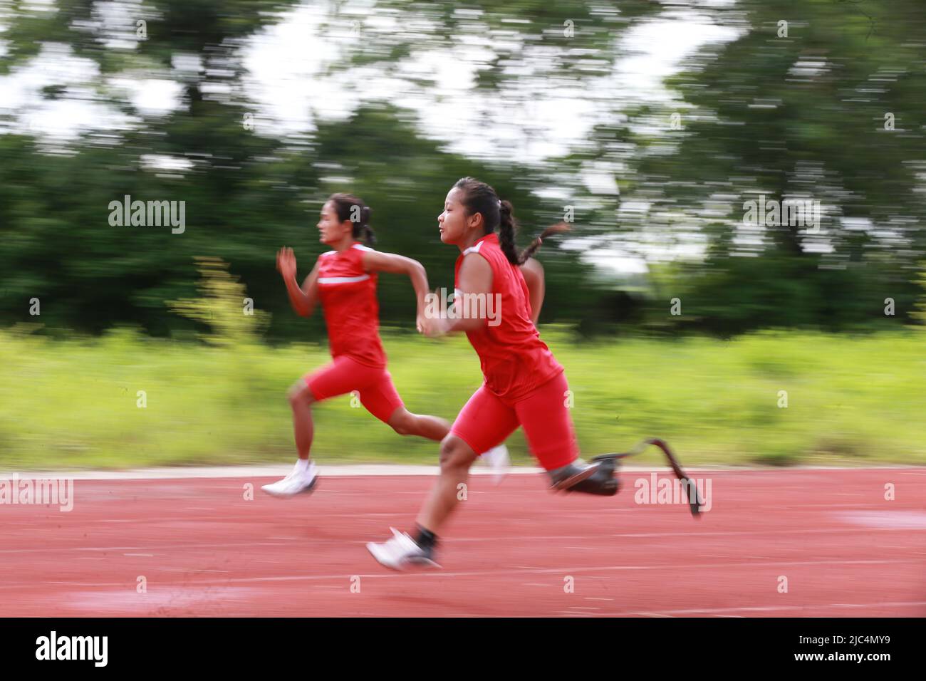 Yangon, Myanmar. 9.. Juni 2022. Die Athleten aus Myanmar trainieren für die kommenden ASEAN para Games 2022 in Yangon, Myanmar, 9. Juni 2022. Myanmar wird ein Kontingent von über 90 Athleten mit Behinderungen schicken, um an den kommenden ASEAN para Games 2022 teilzunehmen, sagte Myo Myint, Vizepräsident der Myanmar Paralympic Sports Federation (MPSF), am Donnerstag gegenüber Xinhua. Quelle: U Aung/Xinhua/Alamy Live News Stockfoto