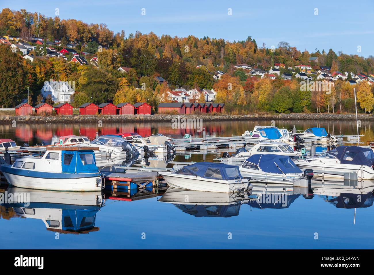 Jachthafen von Stenkjer, Region Trondheim. Norwegische Küstenlandschaft mit festverankerten Booten Stockfoto