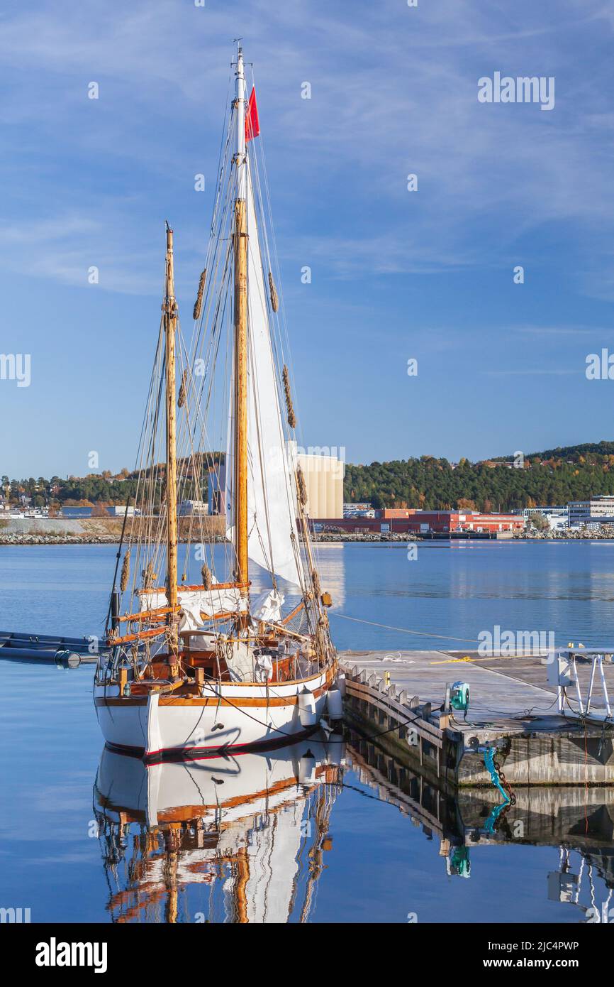 Vintage-Segelboot ist in Stenkjer Hafen, Trondheim Region vertäut. Vertikales Foto Stockfoto