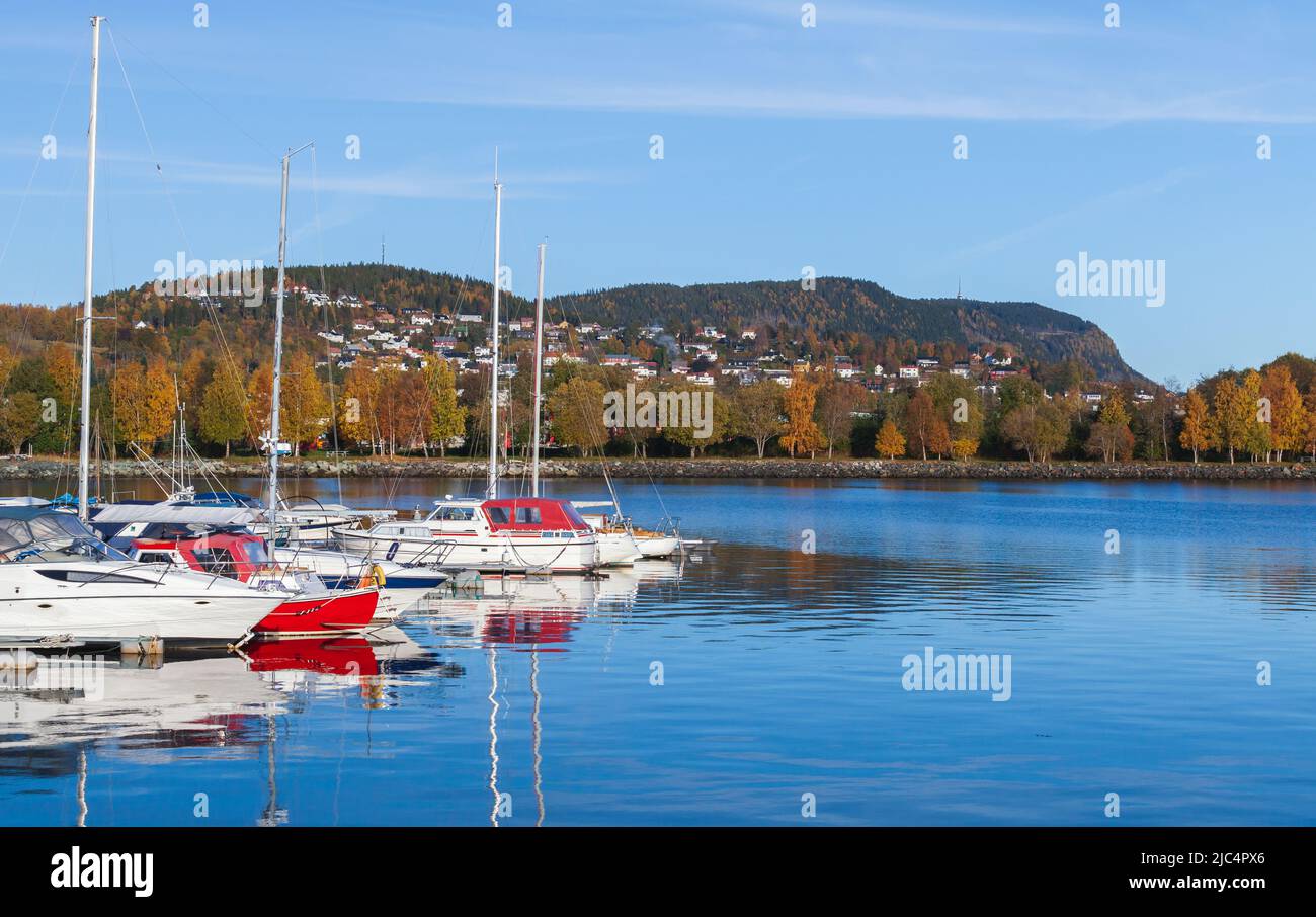 Norwegische Küstenlandschaft mit festverankerten Booten. Stenkjer, Region Trondheim Stockfoto