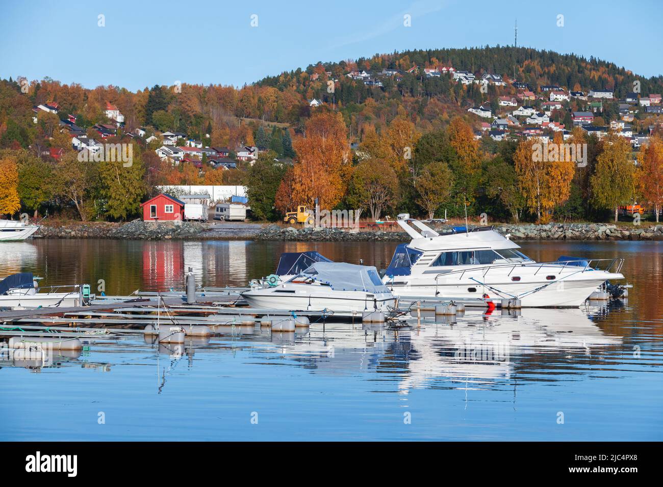 Norwegische Küstenlandschaft mit festverankerten Booten. Marina von Stenkjer Stadt, Trondheim Region Stockfoto