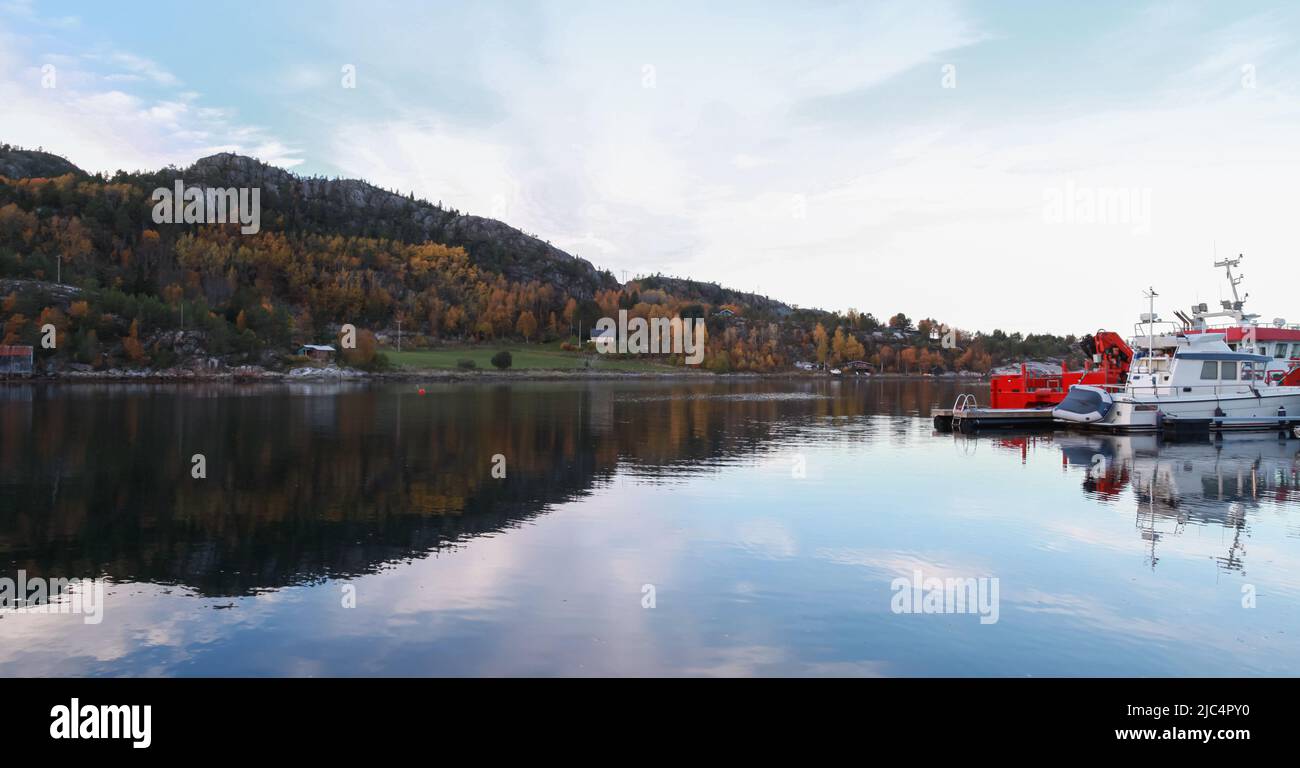 Norwegisches Panoramafoto mit kleinen Booten, die am schwimmenden Pier festgemacht sind. Snillfjord, Sor-Trondelag, Fischercamp Vingvagen Stockfoto