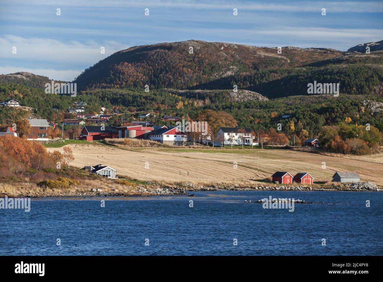Norwegische Landschaft mit Holzhäusern an einer Fjordküste Stockfoto