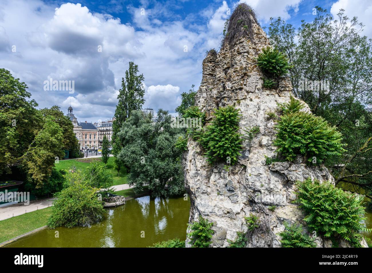 Frankreich, Paris, 09.06.2022. Blick auf den Park Buttes-Chaumont, der 1867 auf ehemaligen Gipssteinbrüchen angelegt wurde. Stockfoto