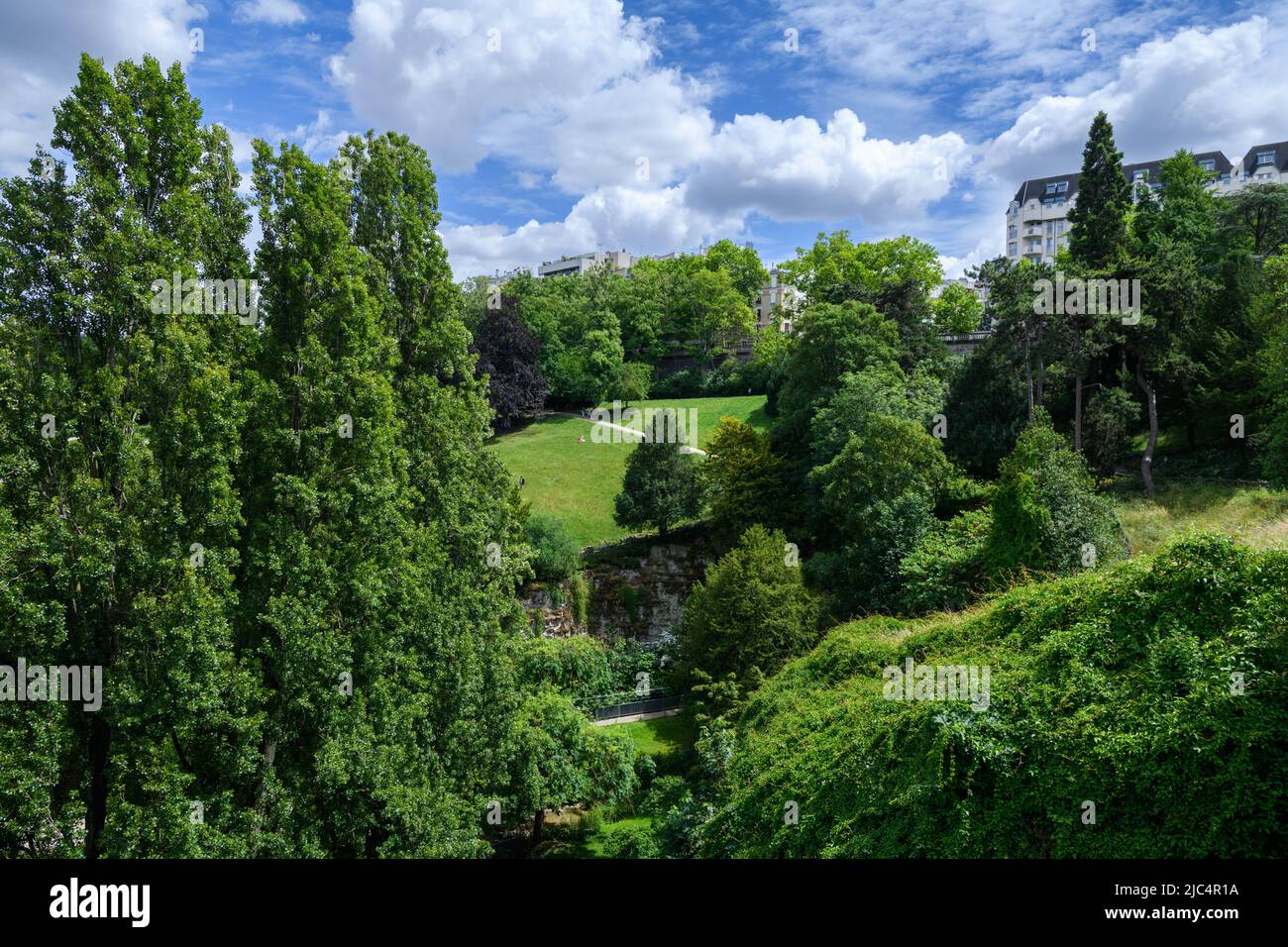 Frankreich, Paris, 09.06.2022. Blick auf den Park Buttes-Chaumont, der 1867 auf ehemaligen Gipssteinbrüchen angelegt wurde. Stockfoto