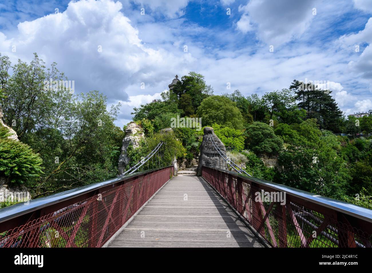 Frankreich, Paris, 2022-06-09. Blick auf den Buttes-Chaumont Park. Er wurde 1867 auf ehemaligen Gipssteinbrüchen errichtet und ist damit der größte Garten in Paris. Stockfoto