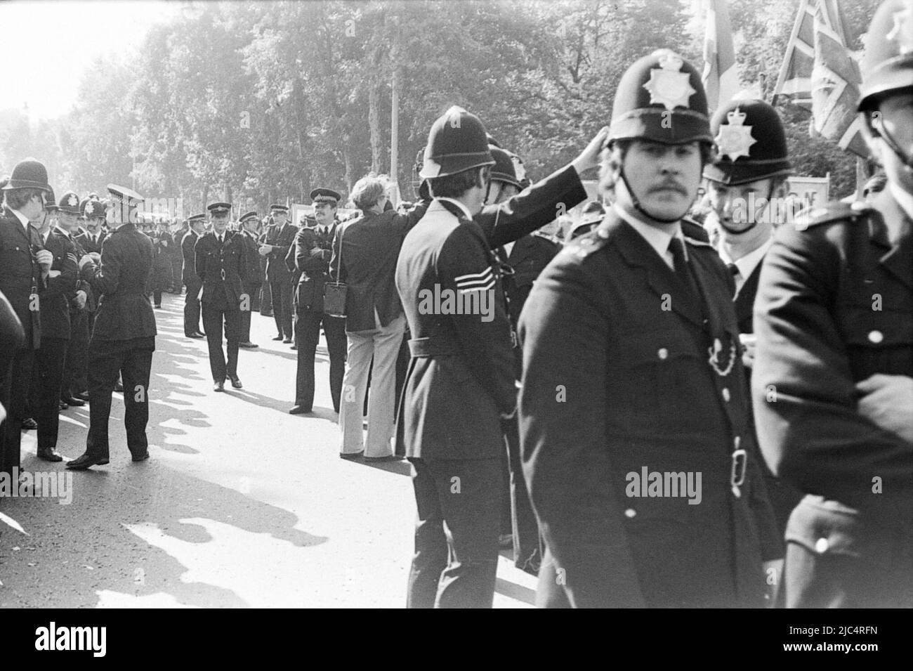 A extreme right National Front March, London, England, Vereinigtes Königreich, umgeben von Polizeibeamten, September 1978. Am selben Tag fand in London ein marsch der Anti-Nazi-Liga statt, so dass die Polizei in großer Zahl vor Ort war, um die beiden Märsche auseinander zu halten und jeden Konflikt zwischen ihnen zu lösen. Stockfoto