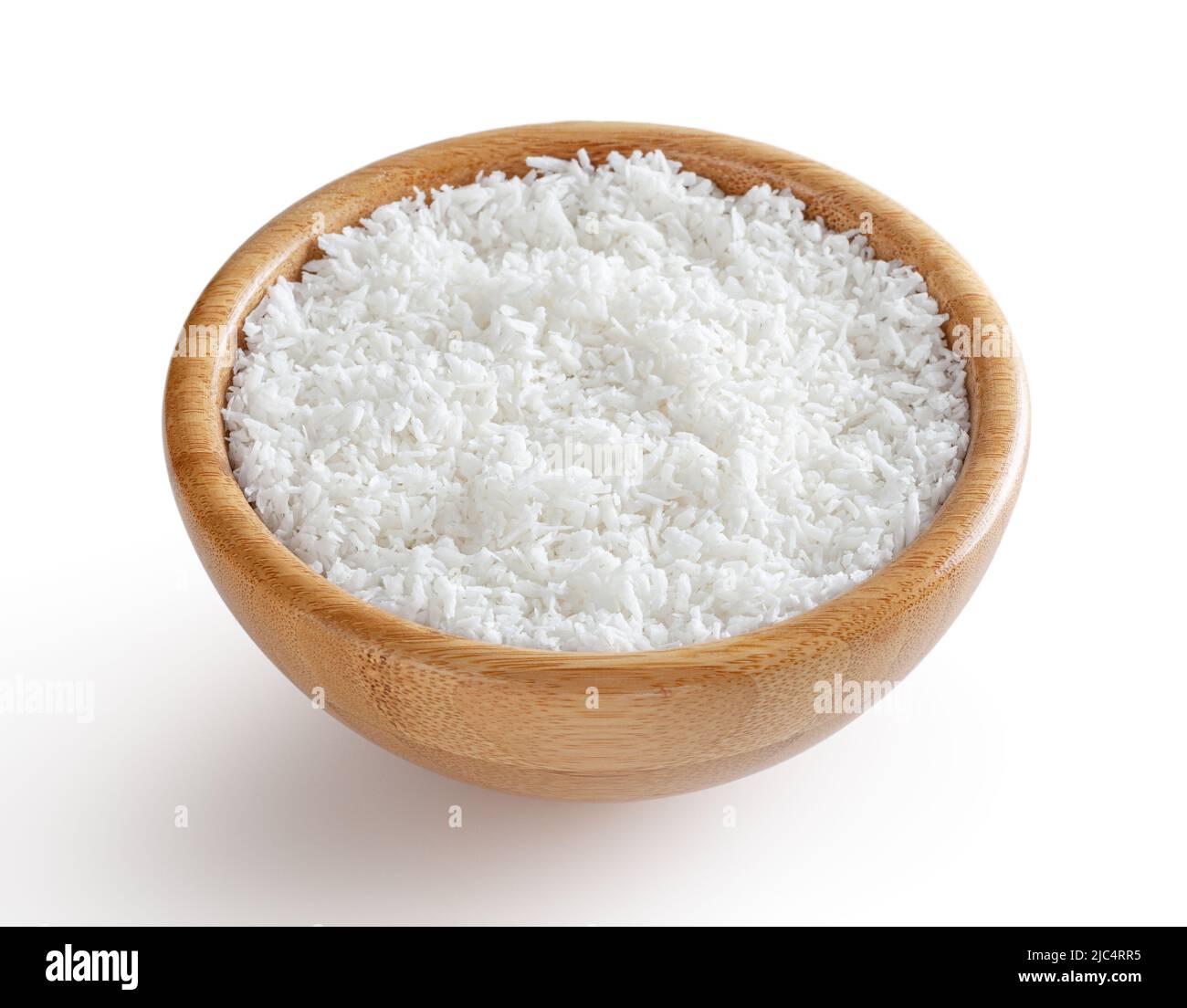 Kokosflocken in Holzschüssel isoliert auf weißem Hintergrund mit Clipping-Pfad Stockfoto