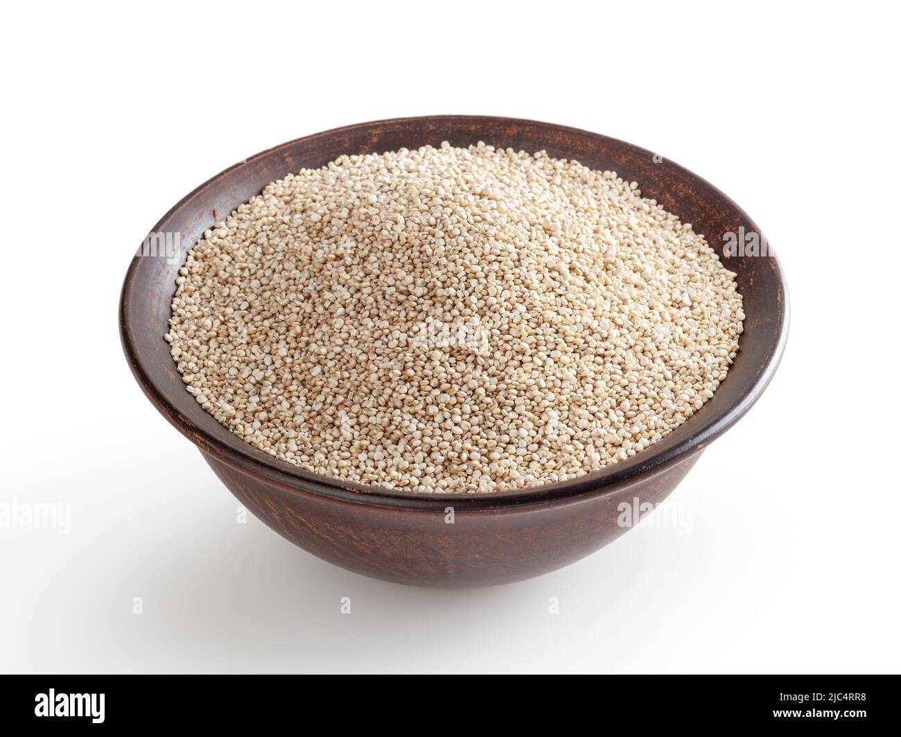 Ungekochte weiße Quinoa-Samen in Keramikschale isoliert auf weißem Hintergrund mit Schneideweg Stockfoto