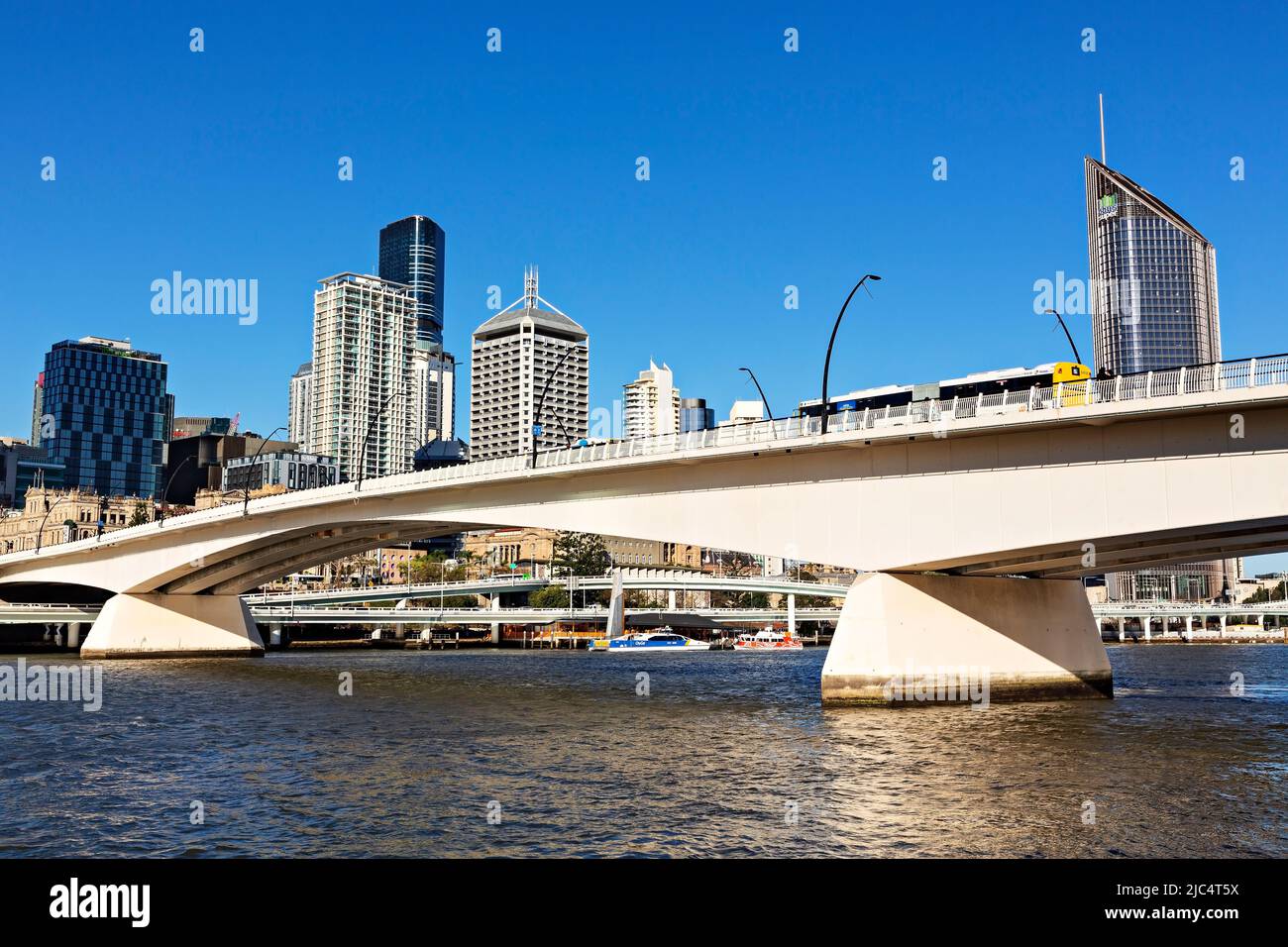 Brisbane Australien / die Victoria Bridge und die Brisbane Skyline Stockfoto