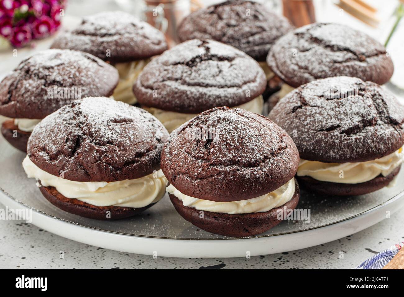 Nahaufnahme von süßen Schokoladen-Whoopie-Pasteten Stockfoto