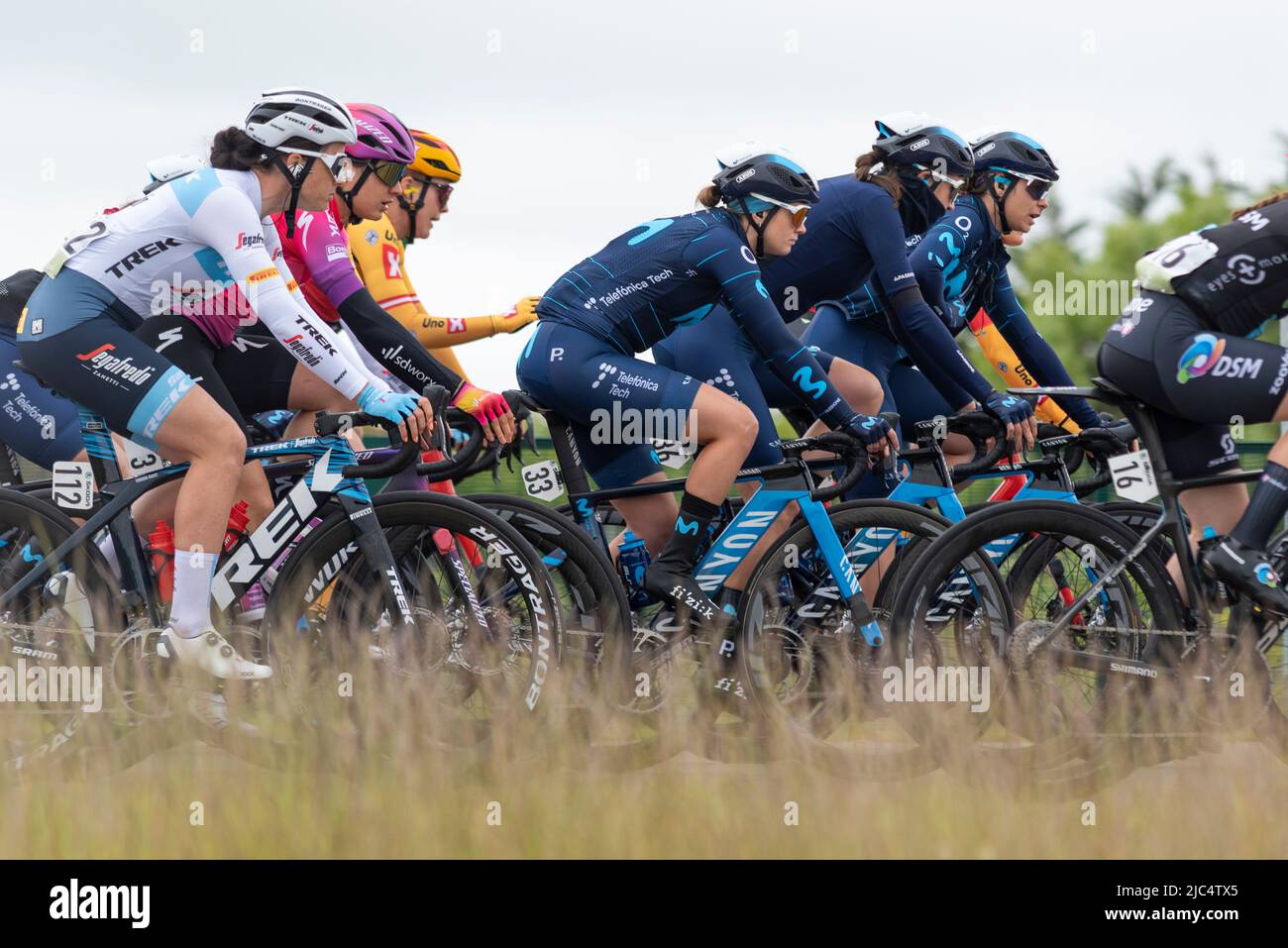 Radsportler im Colchester Sports Park, die beim Radrennen der UCI Women’s Tour in der Etappe 1 in die Landschaft von Essex fahren. Movistar & Trek Riders Stockfoto