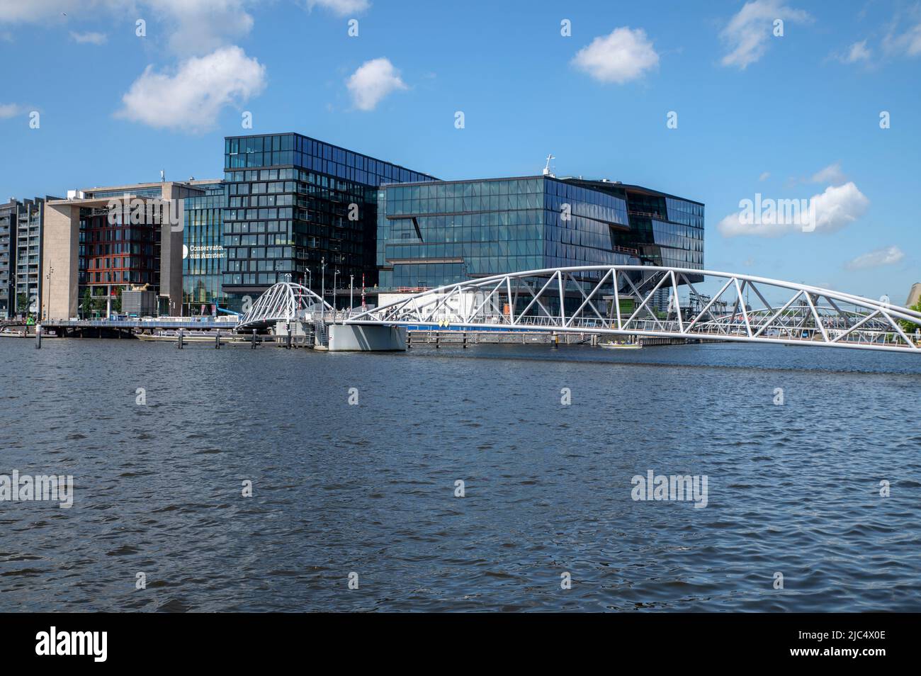Die Brücke von JJ Van der Veldebrug in Amsterdam, Niederlande 9-6-2022 Stockfoto