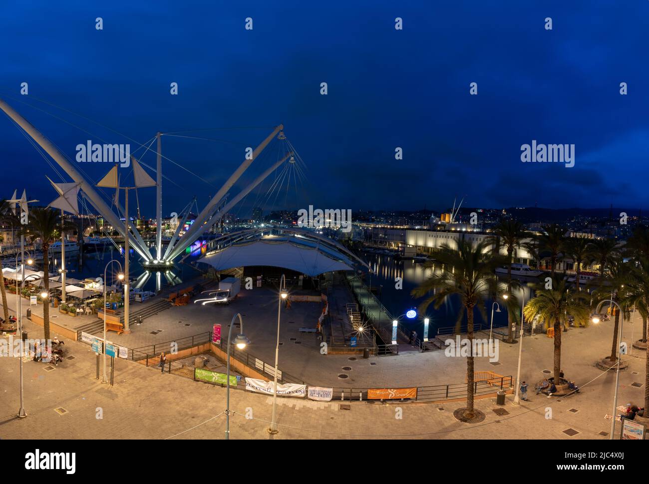 Der alte Hafen, Porto Antico mit Bigo, entworfen von Renzo Piano, Genua, Ligurien, Italien Stockfoto