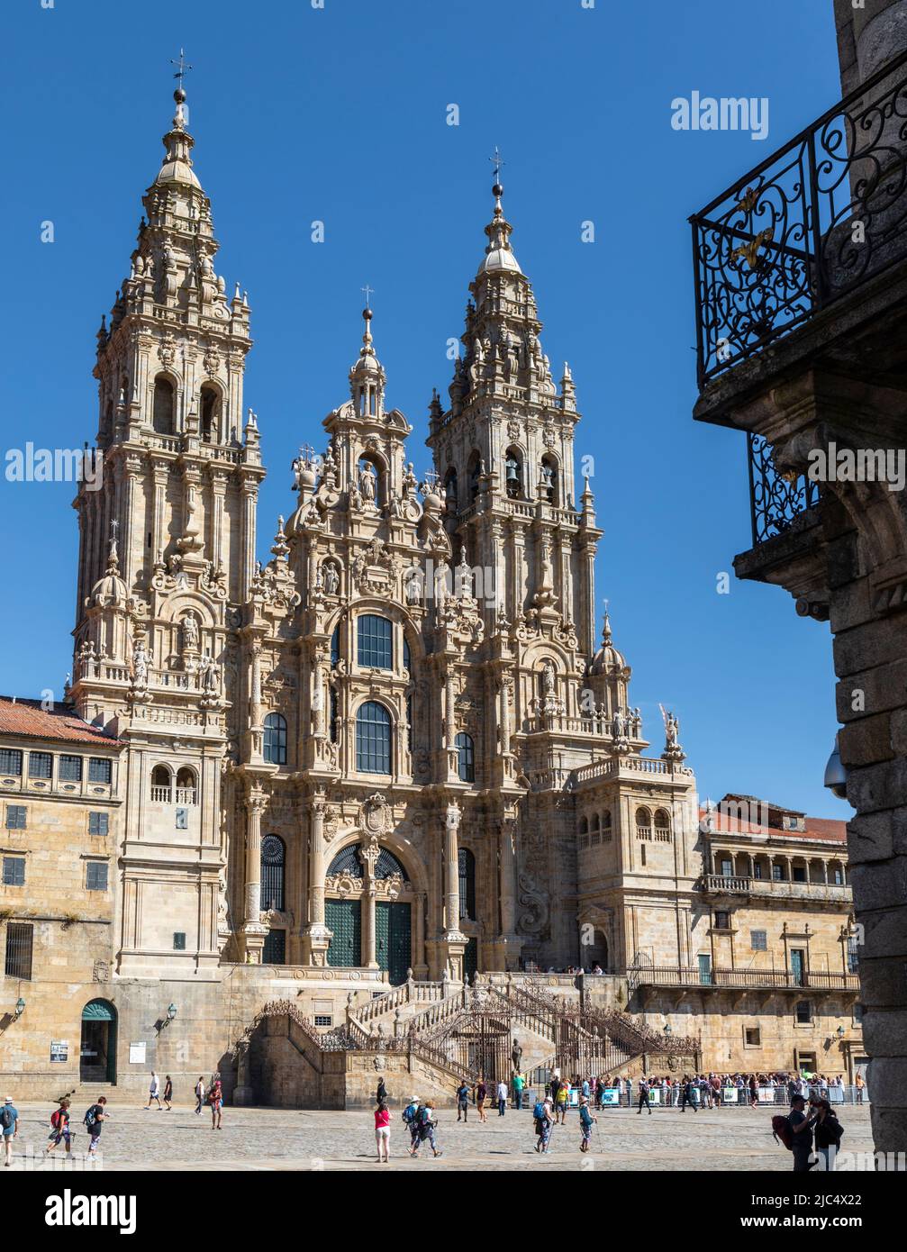 Die Kathedrale von Santiago de Compostela auf der anderen Seite des Obradoiro-Platzes. Santiago de Compestela, Provinz A Coruña, Galicien, Spanien. Santiago de Com Stockfoto