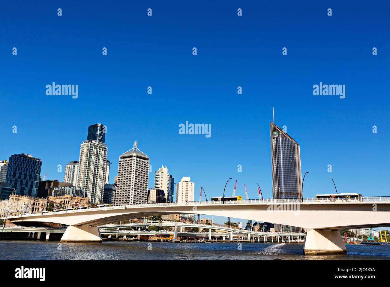 Brisbane Australien / die Victoria Bridge und die Brisbane Skyline Stockfoto