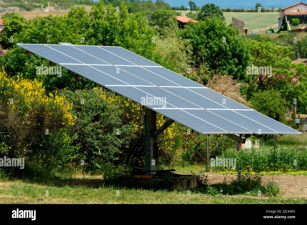 Sonnenkollektoren in einem Garten. Auvergne Rhone Alpes. Frankreich Stockfoto