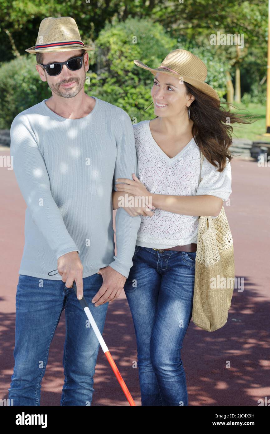 Frau und blinder Mann im Park Stockfoto