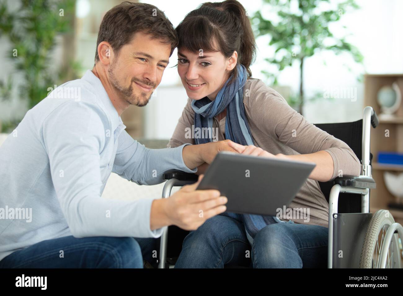 Behinderte Freundin glücklich mit Freund Stockfoto