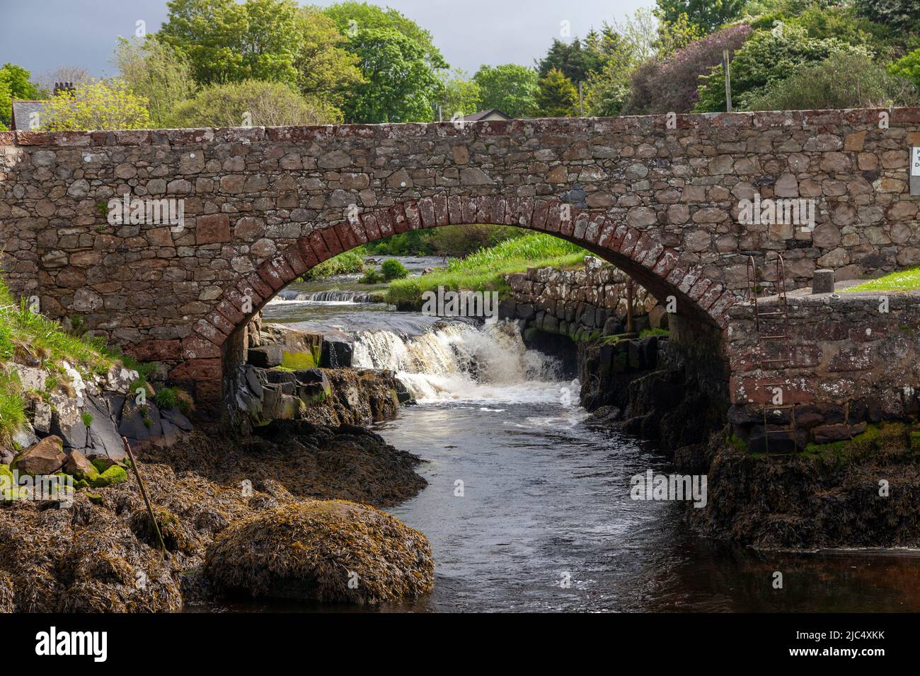 Ein Wasserfall am kleinen Hafen von Blackwaterfoot auf der Isle of Arran Stockfoto