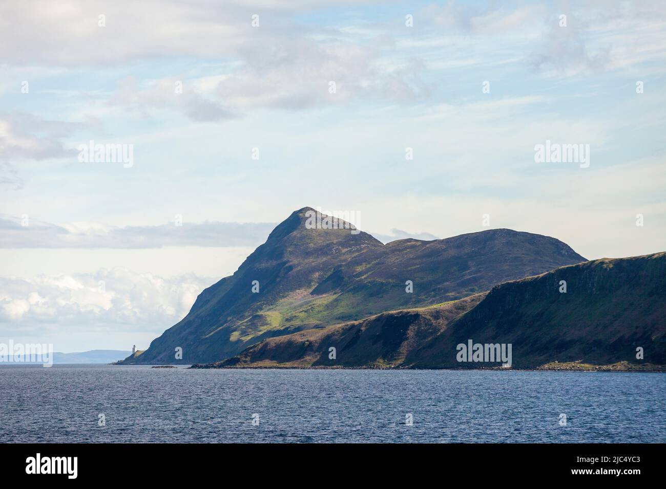 Von der Fähre aus, die den Hafen von Brodick auf der Insel Arran verlässt, blickt man auf die Heilige Insel.Ihr höchster Punkt ist der Hügel Mullach Mòr Stockfoto