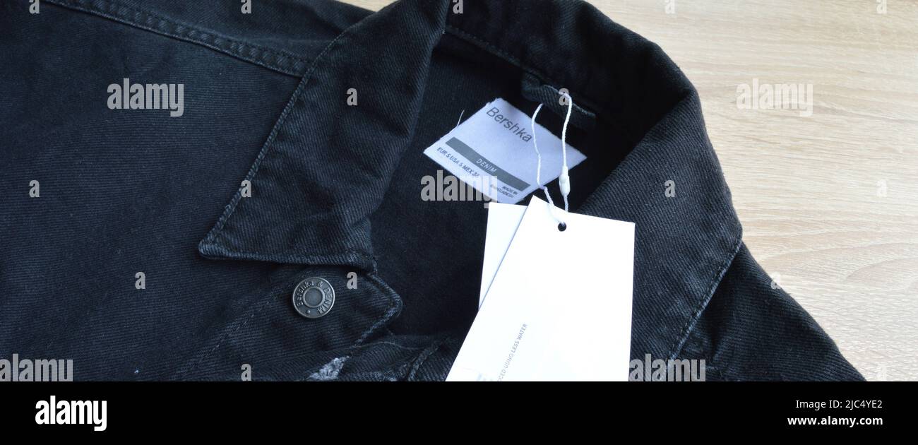 Bershka schwarze Jeans Jeansjacke und leeres Sale Tag Papier, Mai 01 2022  Istanbul Maltepe Türkei Stockfotografie - Alamy