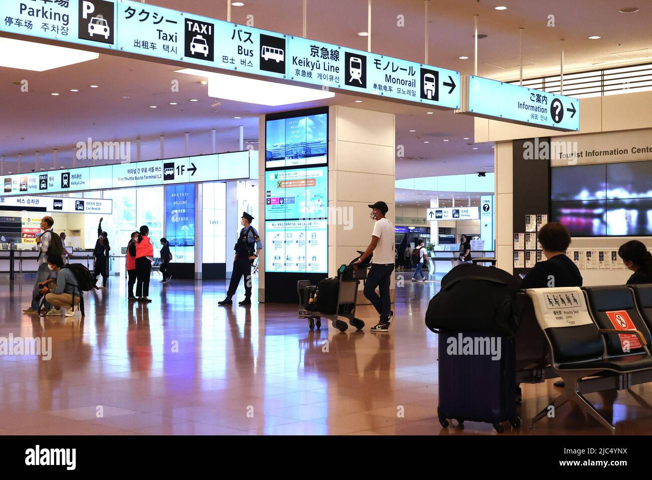 Tokio, Japan. 10.. Juni 2022. Ausländische Touristen kommen am Freitag, den 10. Juni 2022, am internationalen Terminal des Flughafens Haneda in Tokio an. Die japanische Regierung hat am 10. Juni die Zulassung ausländischer Touristen nach einer Pandemie des neuen Coronavirus wieder aufgenommen. Quelle: Yoshio Tsunoda/AFLO/Alamy Live News Stockfoto