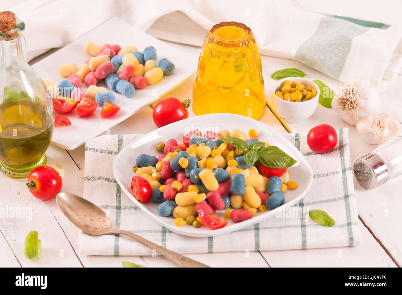 Farbige Gnocchi mit Gemüse und süßem Mais. Stockfoto