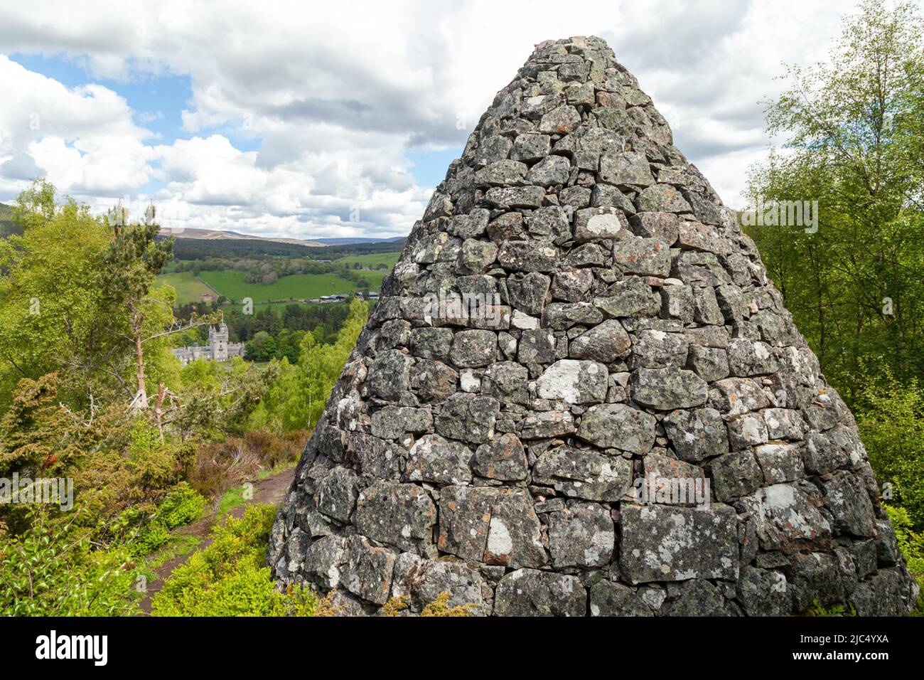 Cairn erinnert an die Hochzeit von Prinz Leopold von Albany mit Prinzessin Helen von Waldeck, 1882. Stockfoto