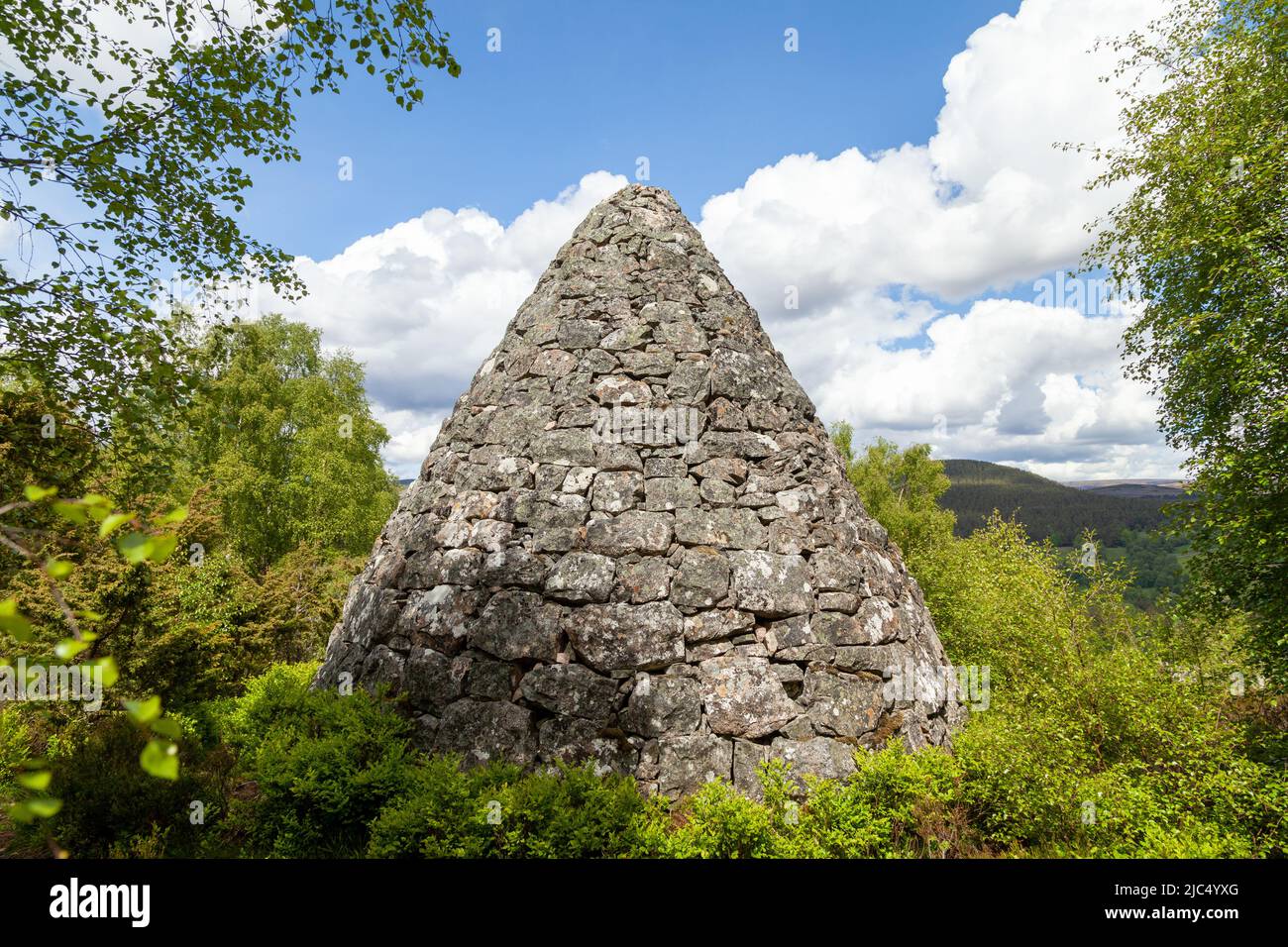 Cairn erinnert an die Hochzeit von Prinz Leopold von Albany mit Prinzessin Helen von Waldeck, 1882. Stockfoto