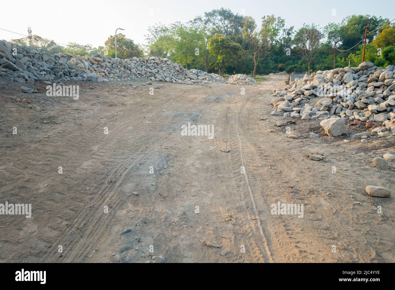 Entwaldung und Bodengraben für den Bau einer Straße mitten in einem Wald. Dehradun, Uttarakhand Indien Stockfoto