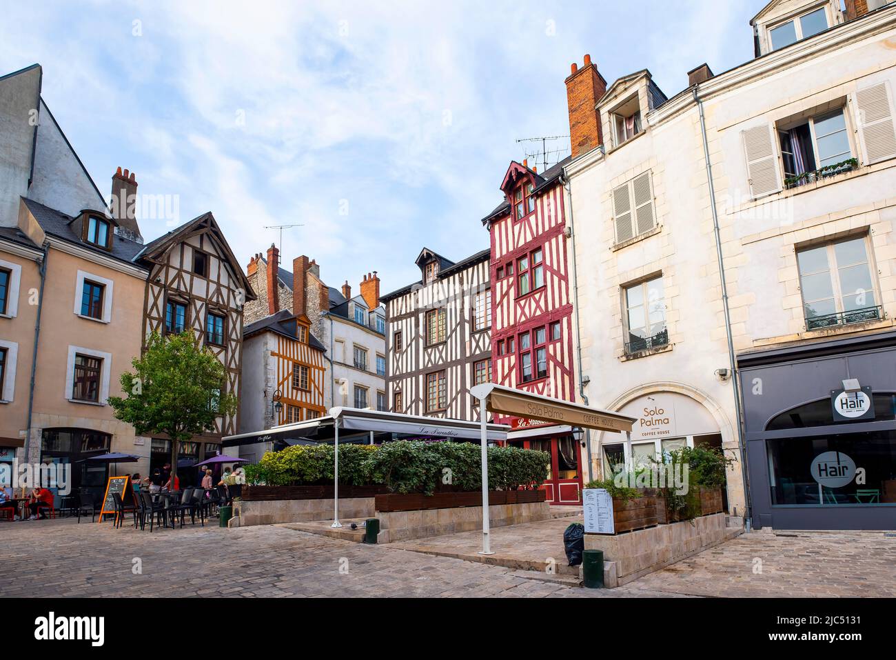 Rue du Petit Puits, traditionelle Häuser, Altstadt von Orleans, Region Centre-Val de Loire; Frankreich. Stockfoto