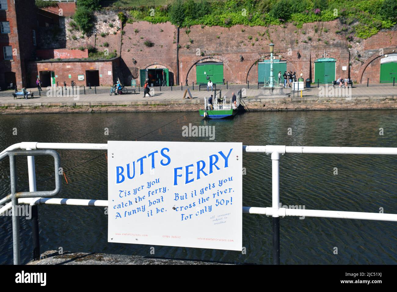 Butts Ferry ist eine handbetriebene Fußgängerkabelfähre, die im Mai 2022 in Exeter, Devon, Großbritannien, den Fluss exe überquert. Die Kreuzung ist seit AT in Gebrauch Stockfoto